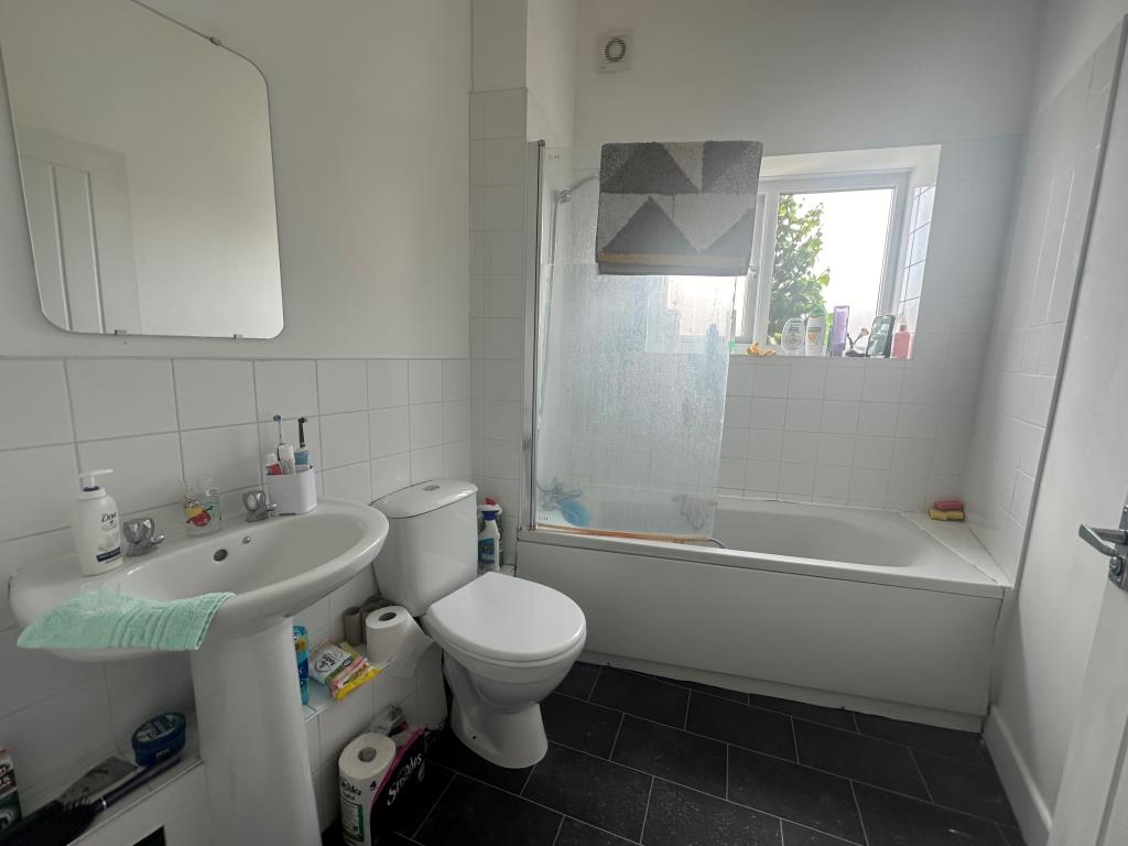 Lot: 49 - THREE-BEDROOM FLAT FOR INVESTMENT - Bathroom with W.C.